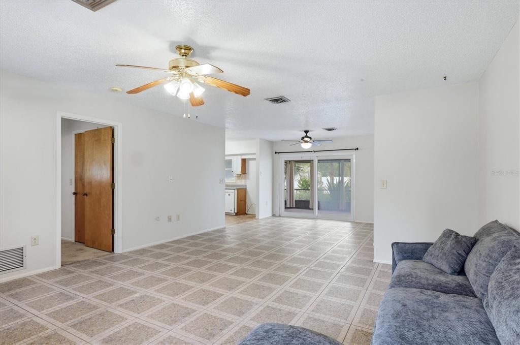 For Sale: $224,900 (2 beds, 2 baths, 1152 Square Feet)