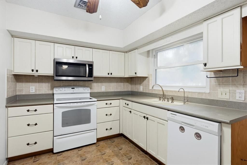 For Sale: $224,900 (2 beds, 2 baths, 1152 Square Feet)