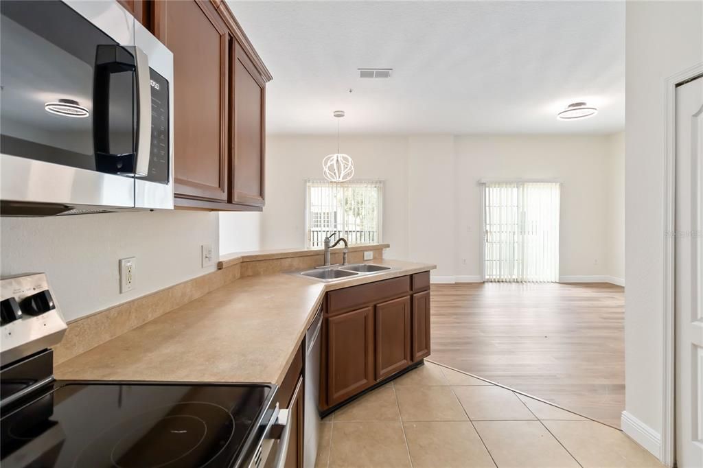 For Rent: $2,000 (2 beds, 2 baths, 1200 Square Feet)