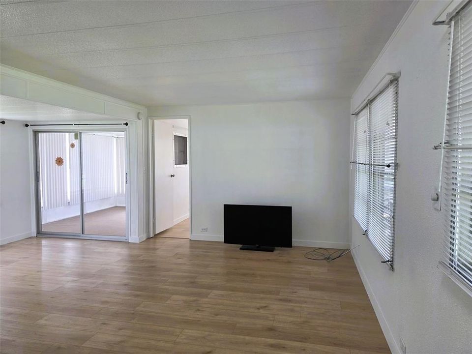 For Sale: $149,900 (2 beds, 1 baths, 749 Square Feet)