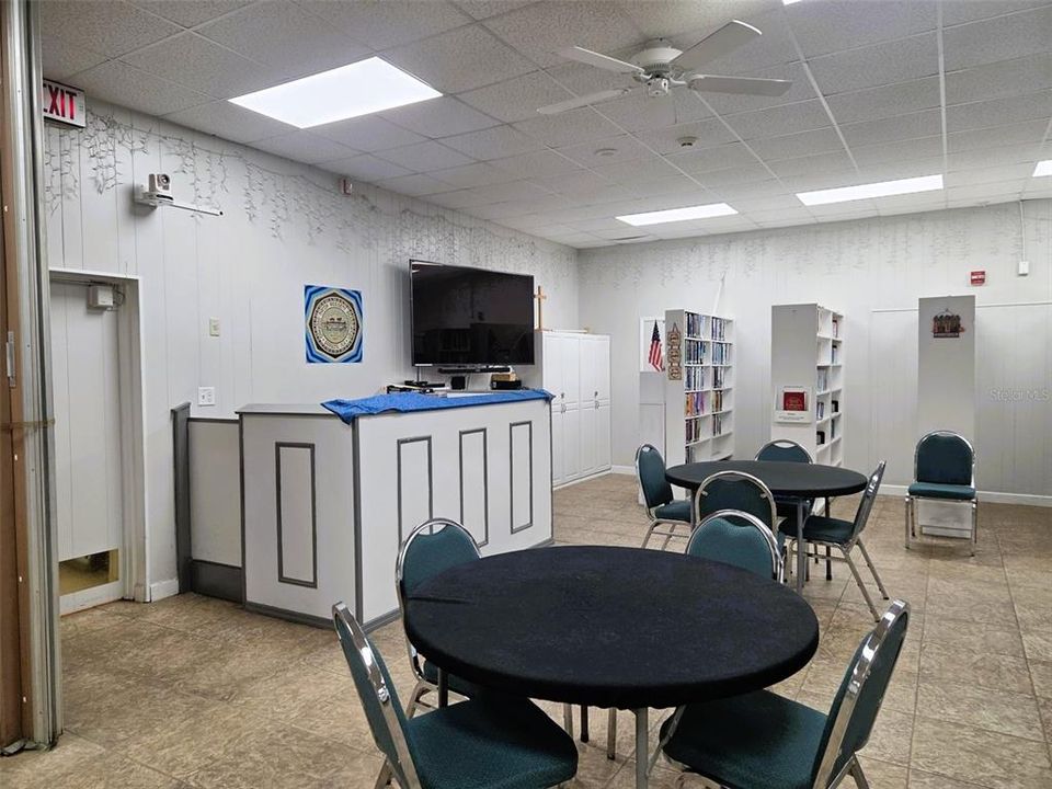 For Sale: $149,900 (2 beds, 1 baths, 749 Square Feet)