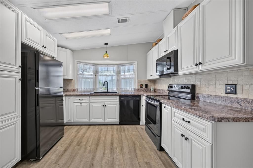 Active With Contract: $169,900 (2 beds, 2 baths, 936 Square Feet)