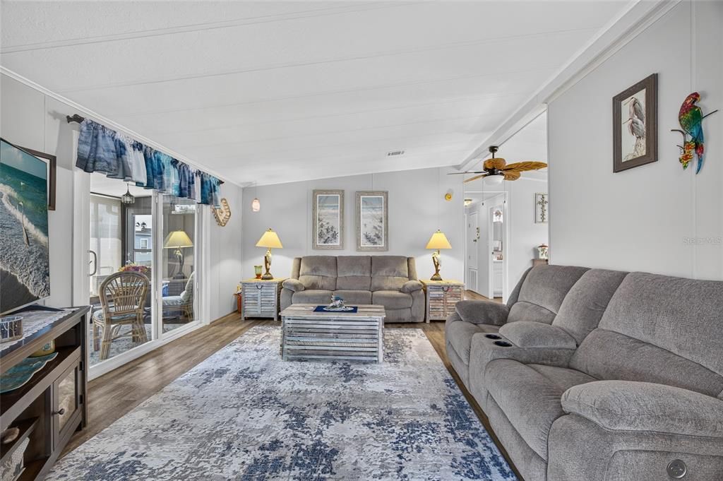 Active With Contract: $169,900 (2 beds, 2 baths, 936 Square Feet)