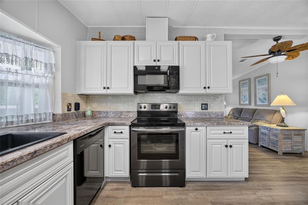 Active With Contract: $169,900 (2 beds, 2 baths, 936 Square Feet)