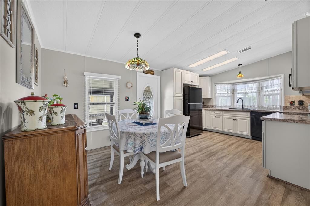 Active With Contract: $169,900 (2 beds, 2 baths, 936 Square Feet)