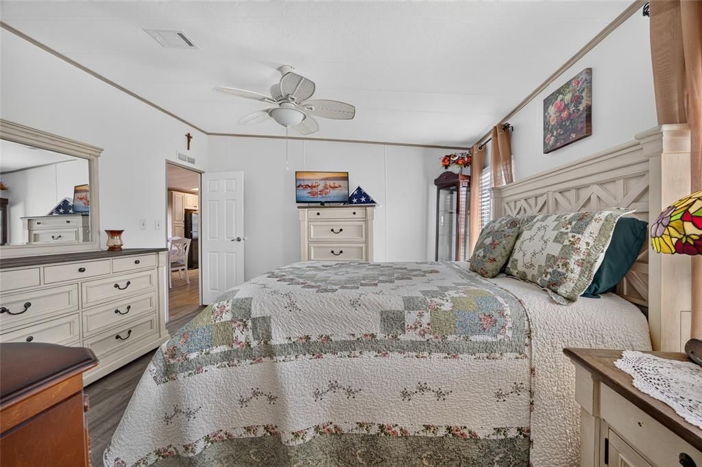 Active With Contract: $169,900 (2 beds, 2 baths, 936 Square Feet)