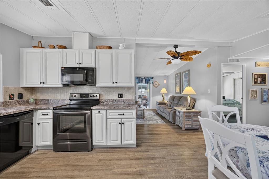 Active With Contract: $169,900 (2 beds, 2 baths, 936 Square Feet)