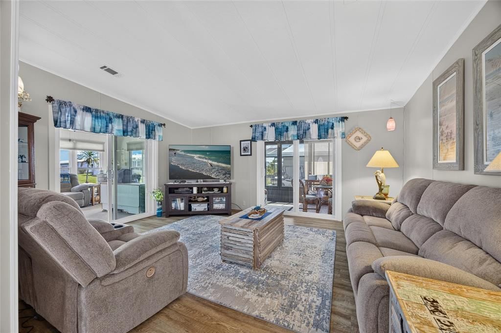 Active With Contract: $169,900 (2 beds, 2 baths, 936 Square Feet)