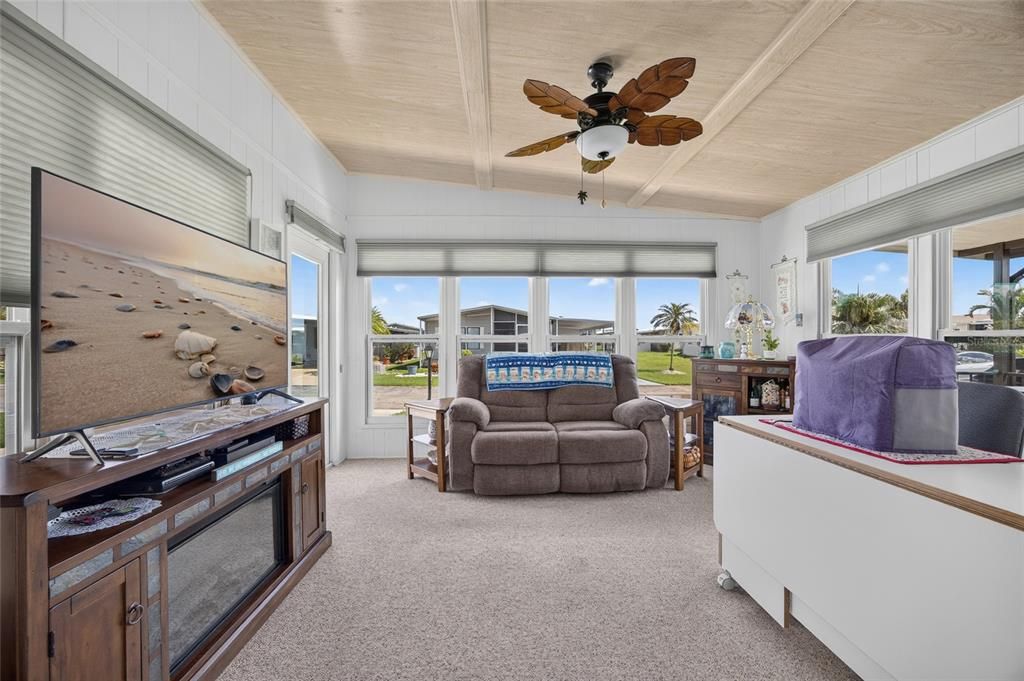 Active With Contract: $169,900 (2 beds, 2 baths, 936 Square Feet)