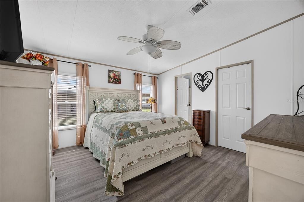 Active With Contract: $169,900 (2 beds, 2 baths, 936 Square Feet)