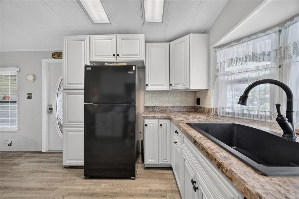 Active With Contract: $169,900 (2 beds, 2 baths, 936 Square Feet)