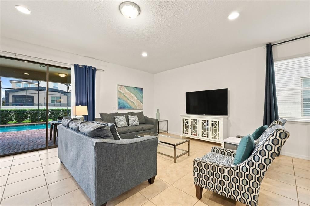 На продажу: $655,000 (8 спален, 6 ванн, 4041 Квадратных фут)
