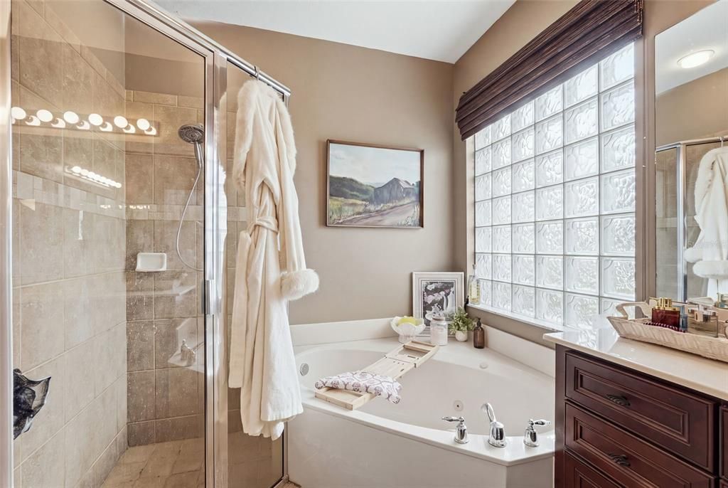 For Sale: $365,000 (3 beds, 2 baths, 2290 Square Feet)