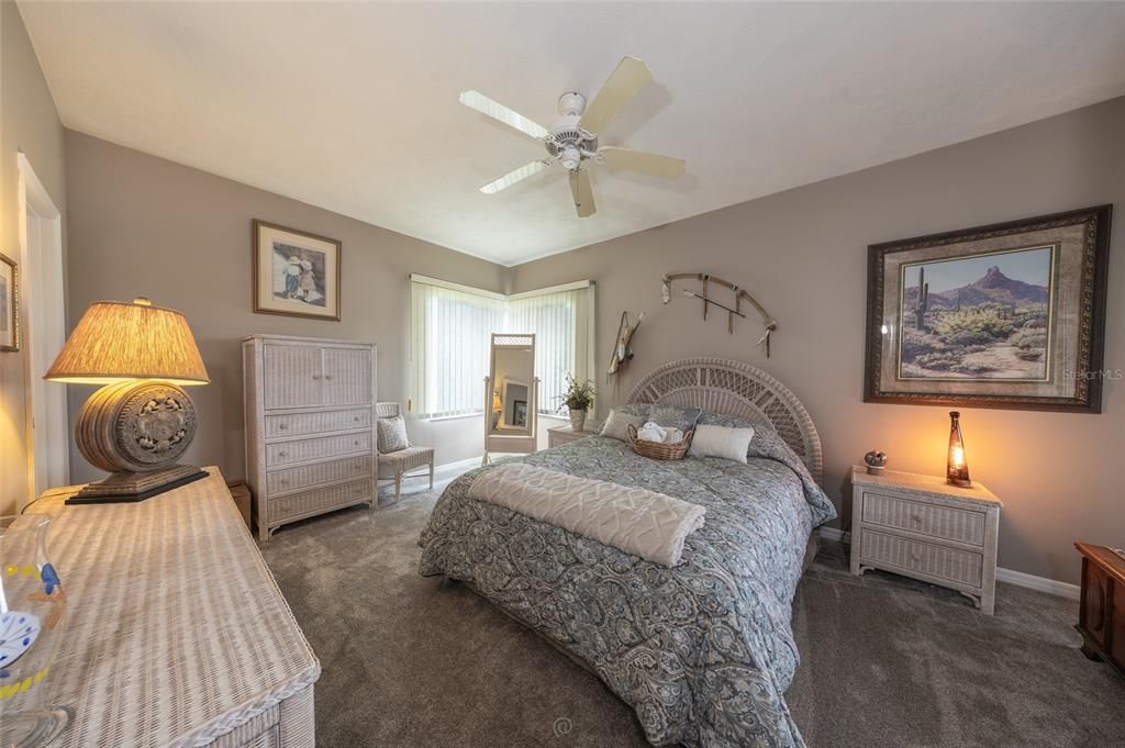 For Sale: $289,522 (2 beds, 2 baths, 1300 Square Feet)