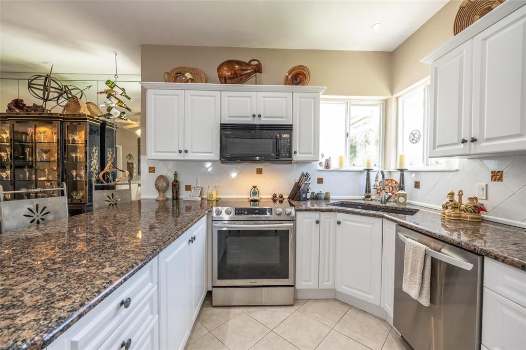 For Sale: $289,522 (2 beds, 2 baths, 1300 Square Feet)