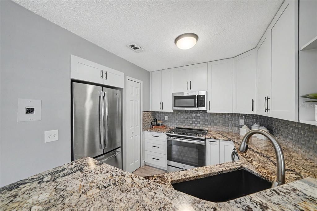 For Sale: $157,500 (2 beds, 2 baths, 796 Square Feet)