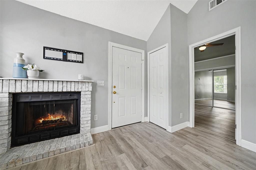 For Sale: $157,500 (2 beds, 2 baths, 796 Square Feet)
