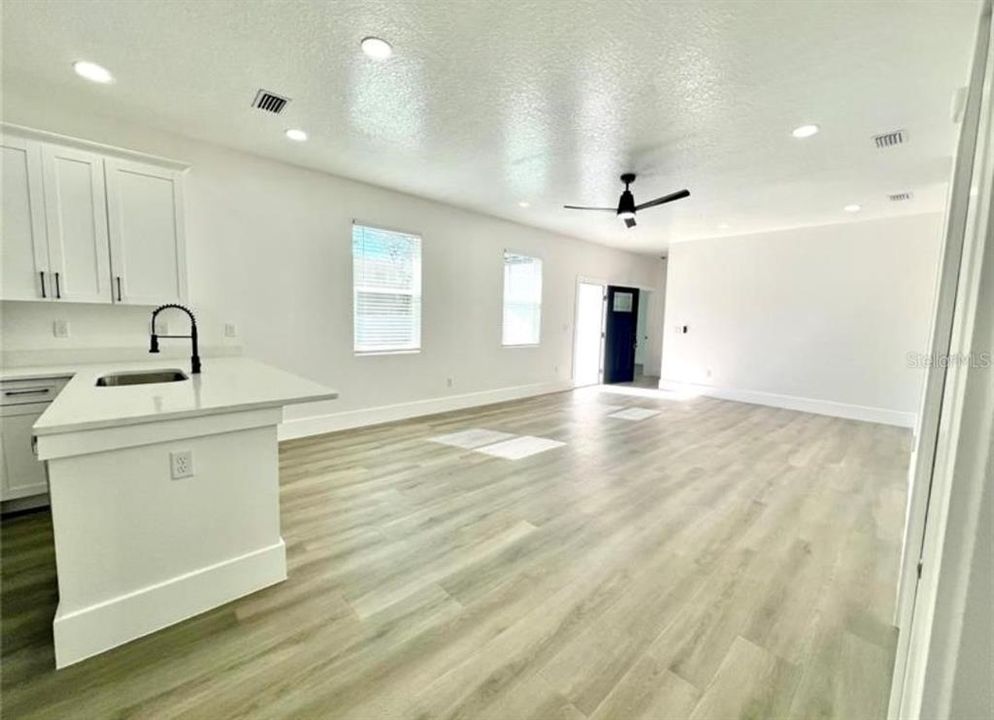 For Sale: $384,900 (4 beds, 2 baths, 1524 Square Feet)