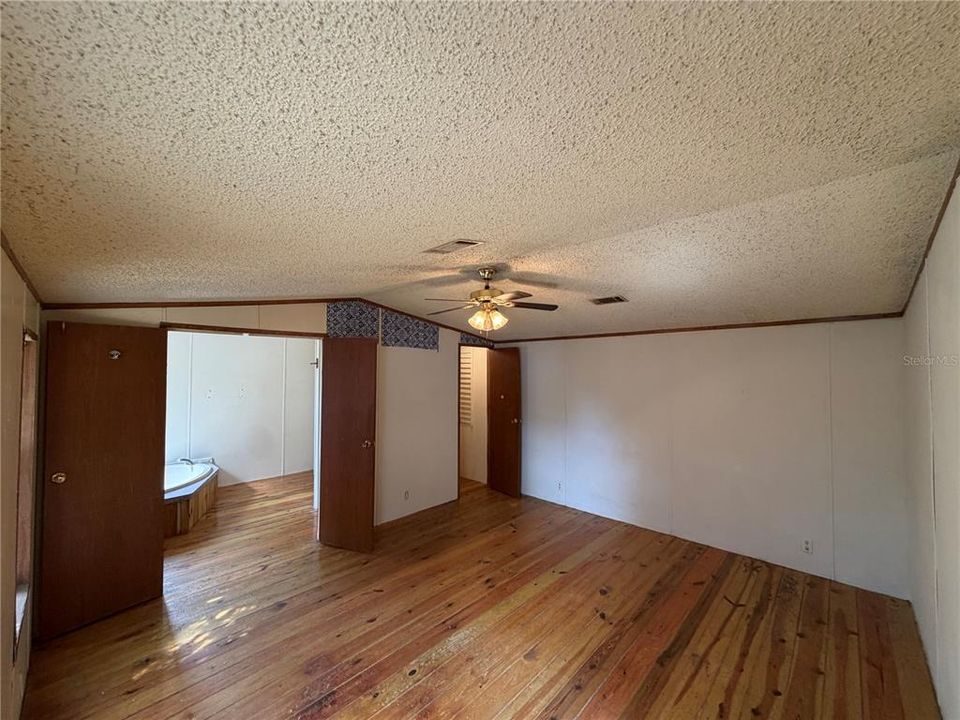 For Sale: $102,000 (3 beds, 2 baths, 1140 Square Feet)