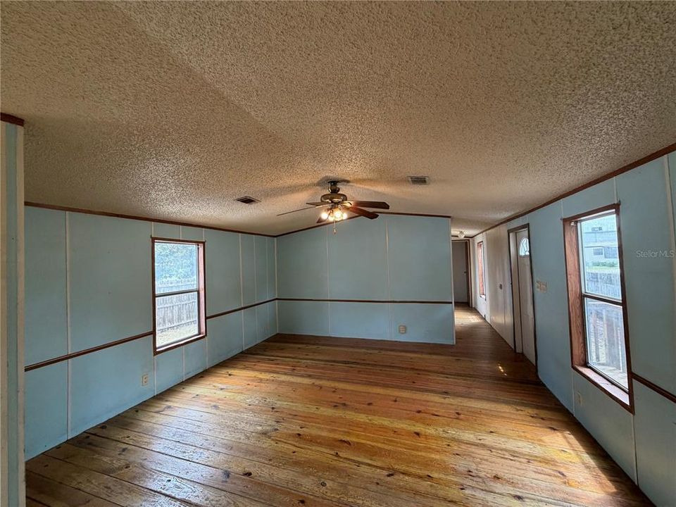 For Sale: $102,000 (3 beds, 2 baths, 1140 Square Feet)
