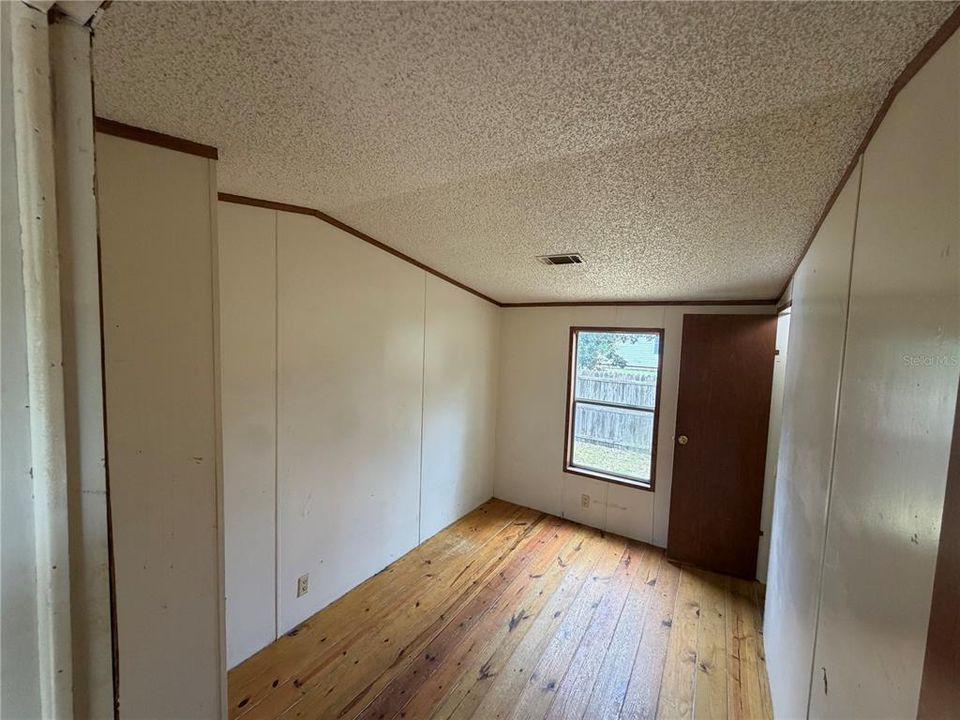 For Sale: $102,000 (3 beds, 2 baths, 1140 Square Feet)