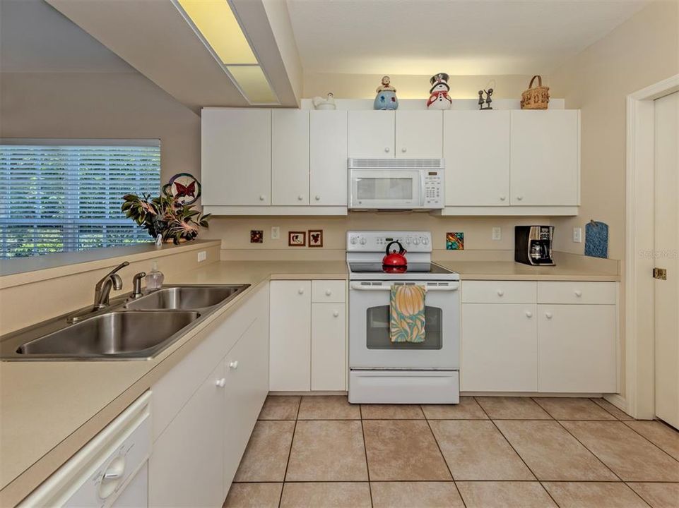 For Sale: $290,000 (2 beds, 2 baths, 1510 Square Feet)