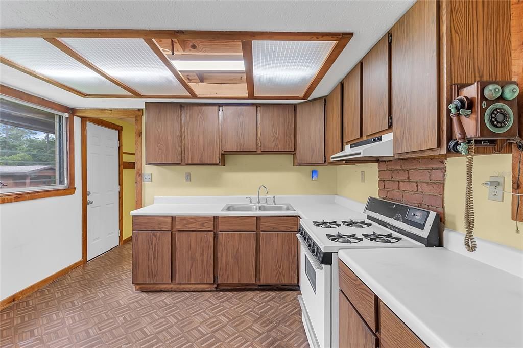For Sale: $650,000 (2 beds, 2 baths, 1134 Square Feet)