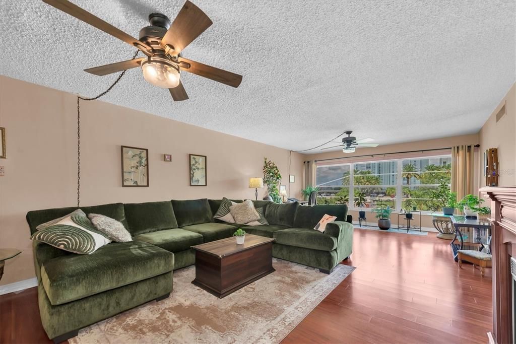 For Sale: $315,000 (2 beds, 2 baths, 1335 Square Feet)