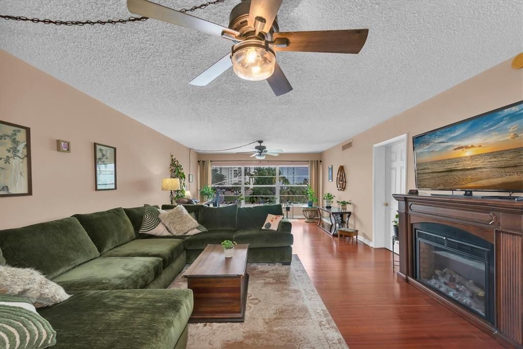 For Sale: $315,000 (2 beds, 2 baths, 1335 Square Feet)