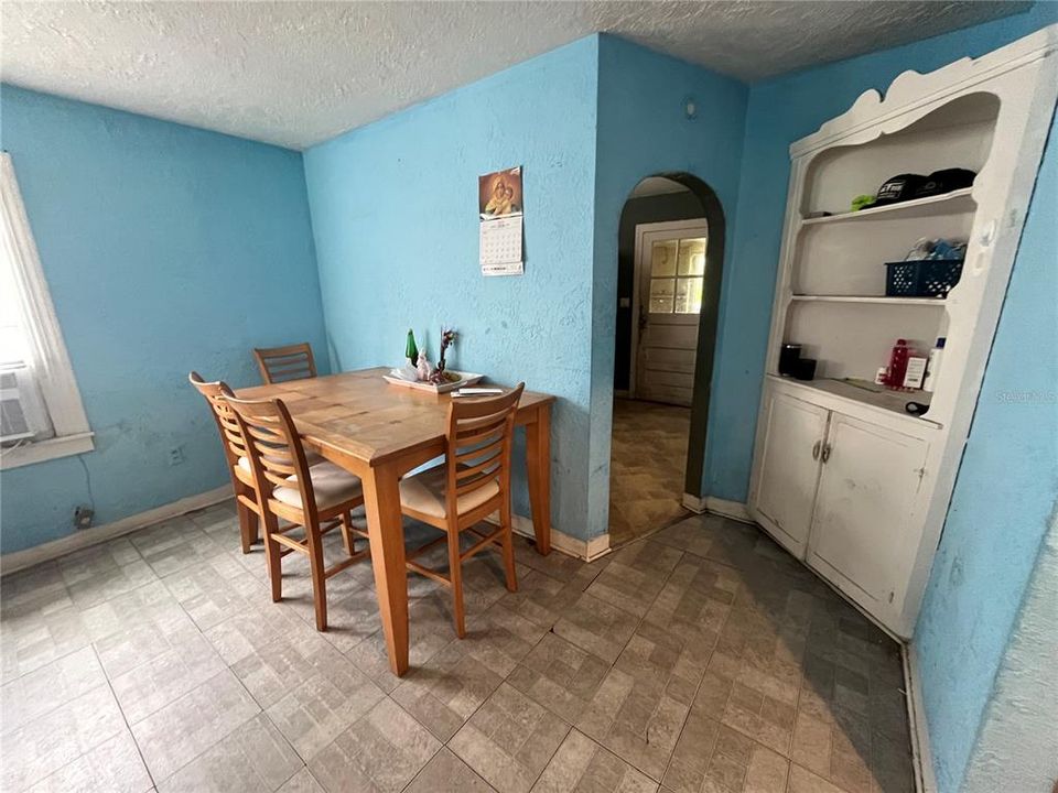 For Sale: $129,900 (2 beds, 1 baths, 1040 Square Feet)