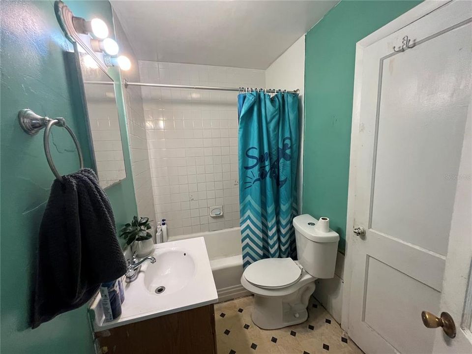 For Sale: $129,900 (2 beds, 1 baths, 1040 Square Feet)