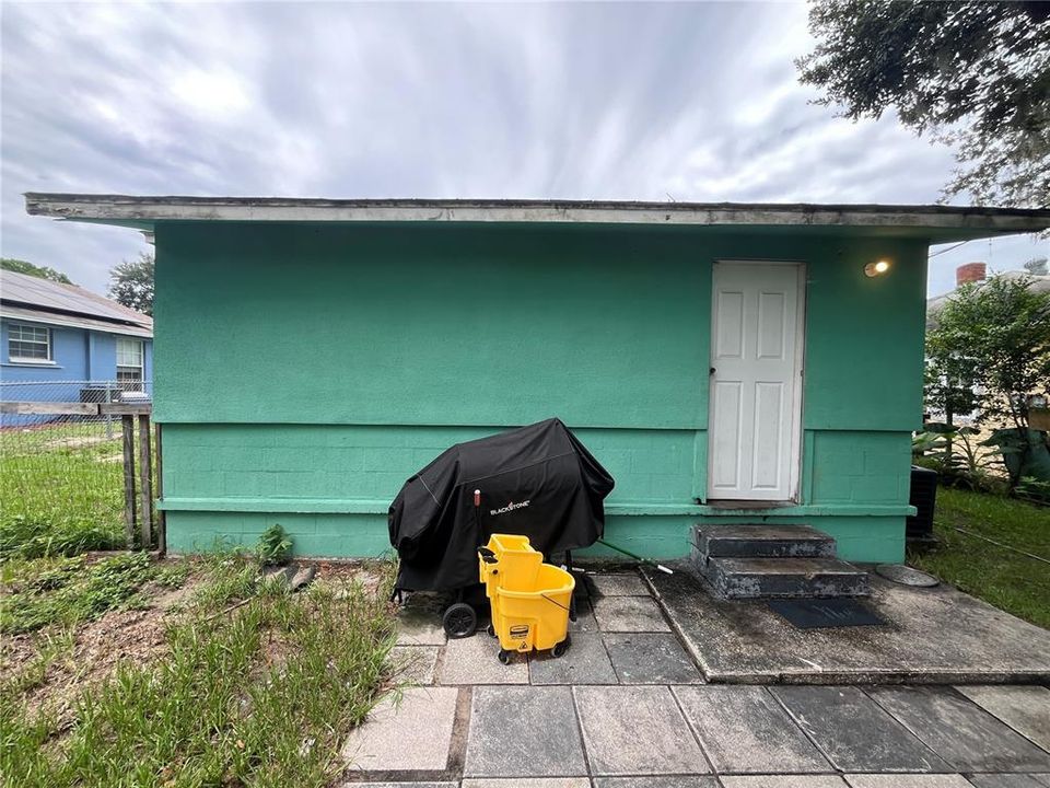 For Sale: $129,900 (2 beds, 1 baths, 1040 Square Feet)