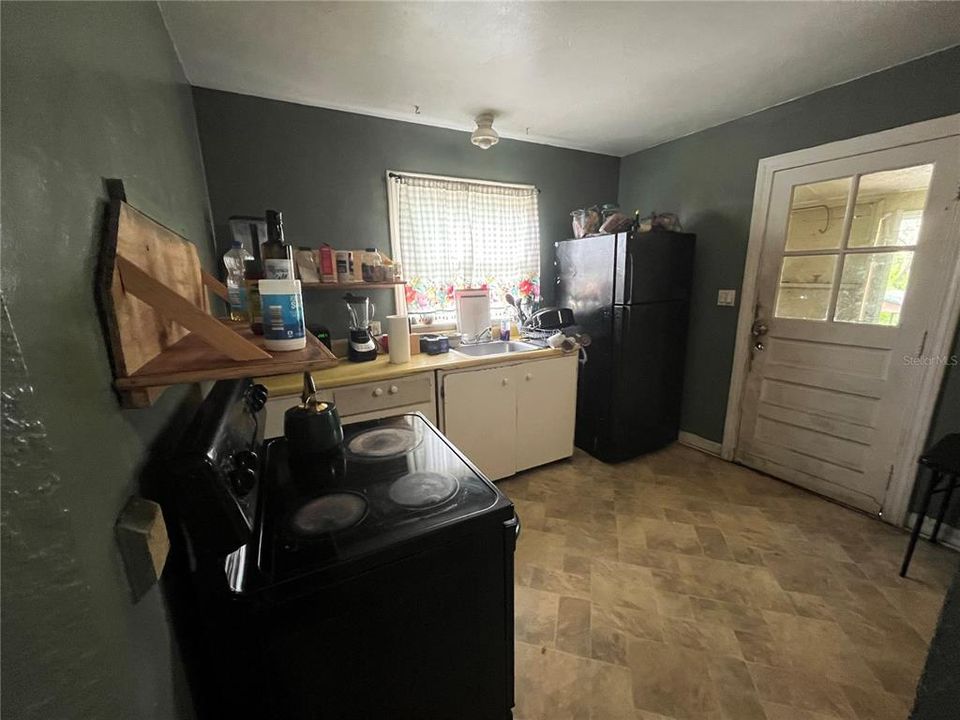 For Sale: $129,900 (2 beds, 1 baths, 1040 Square Feet)