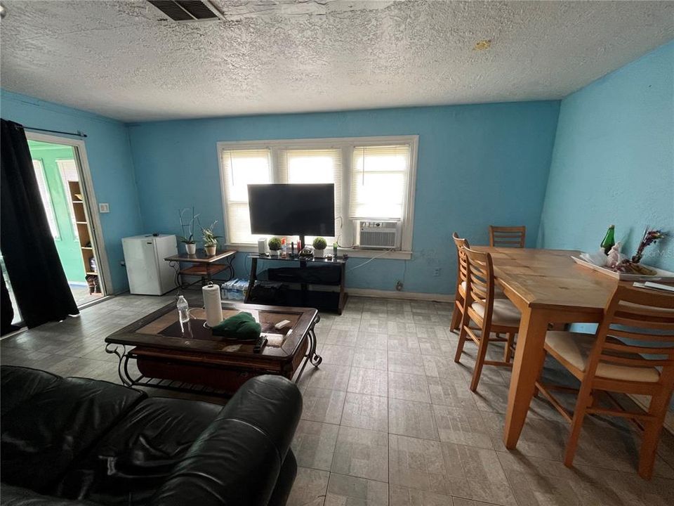 For Sale: $129,900 (2 beds, 1 baths, 1040 Square Feet)