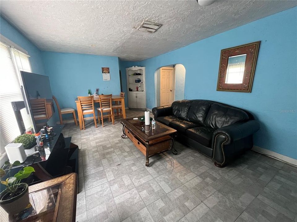For Sale: $129,900 (2 beds, 1 baths, 1040 Square Feet)