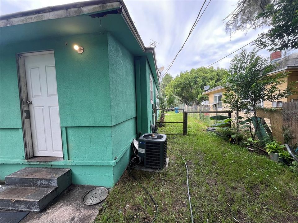 For Sale: $129,900 (2 beds, 1 baths, 1040 Square Feet)