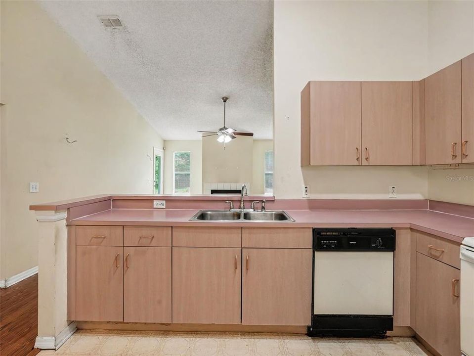 На продажу: $224,950 (3 спален, 2 ванн, 1285 Квадратных фут)