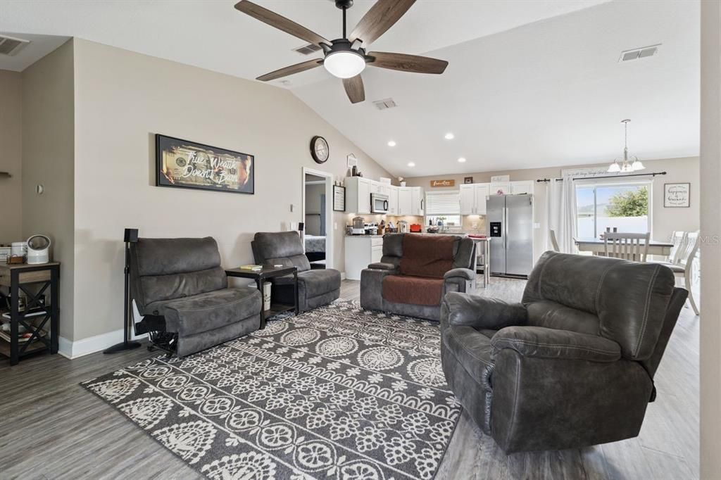 For Sale: $267,500 (3 beds, 2 baths, 1334 Square Feet)