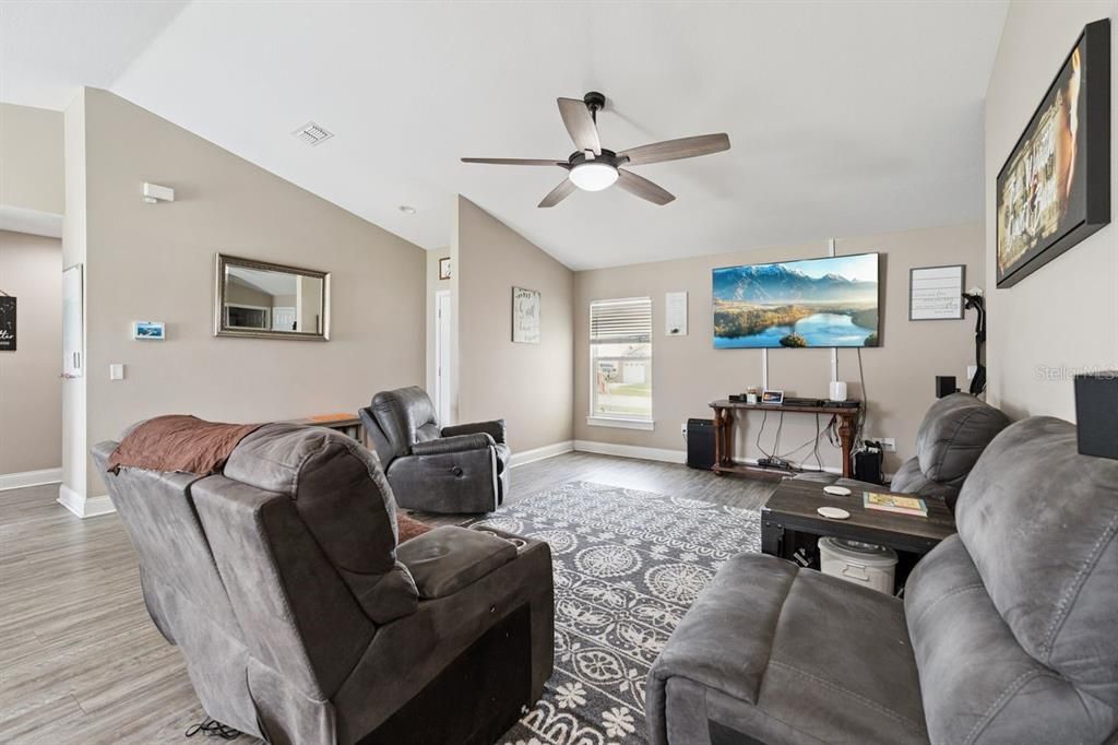 For Sale: $267,500 (3 beds, 2 baths, 1334 Square Feet)