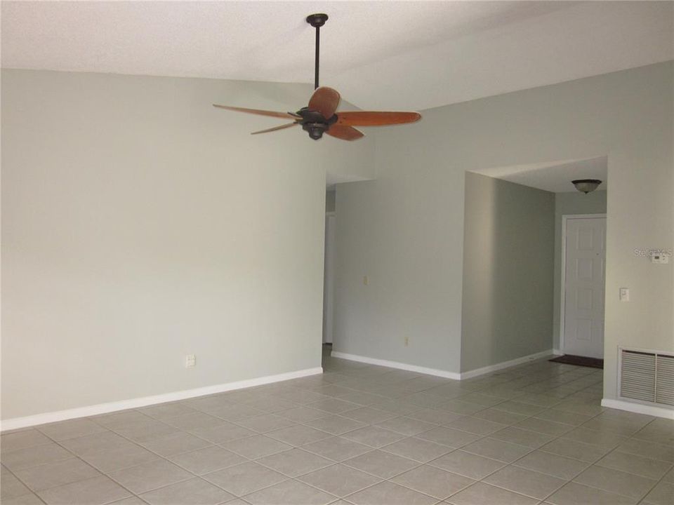 For Rent: $2,100 (3 beds, 2 baths, 1405 Square Feet)