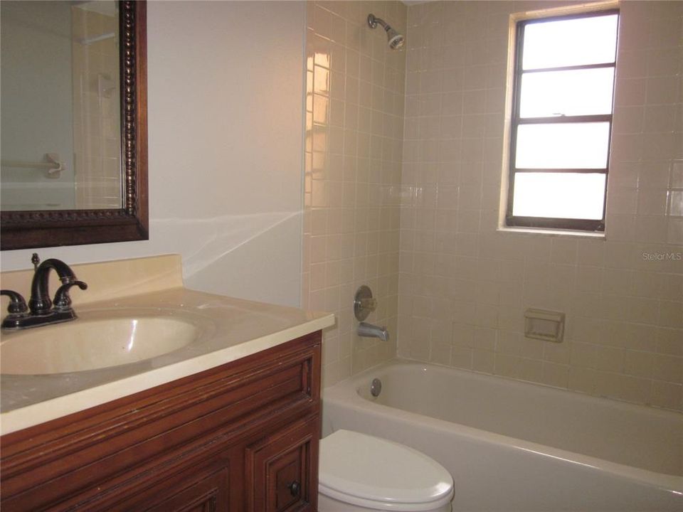 For Rent: $2,100 (3 beds, 2 baths, 1405 Square Feet)