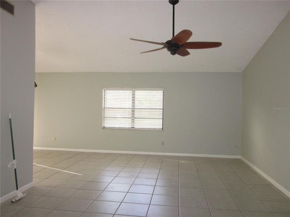 For Rent: $2,100 (3 beds, 2 baths, 1405 Square Feet)