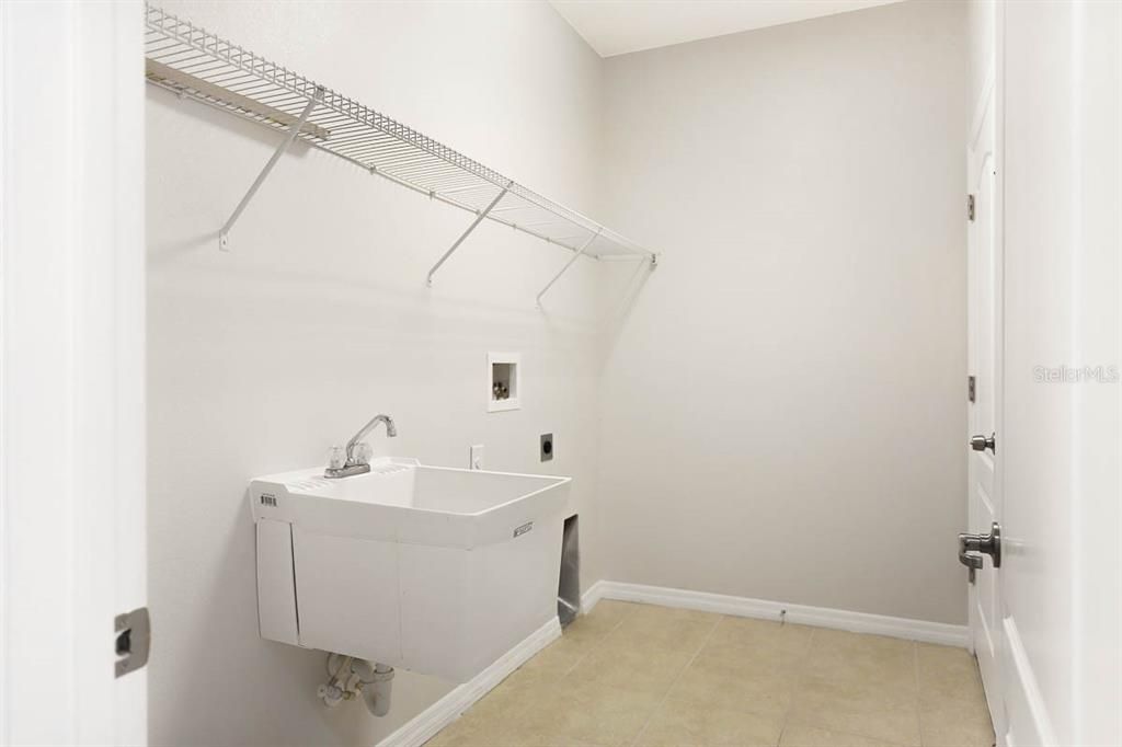 For Rent: $2,600 (3 beds, 2 baths, 1977 Square Feet)