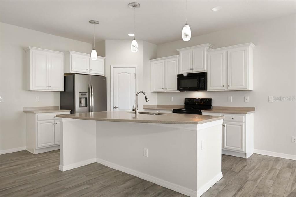 For Rent: $2,600 (3 beds, 2 baths, 1977 Square Feet)