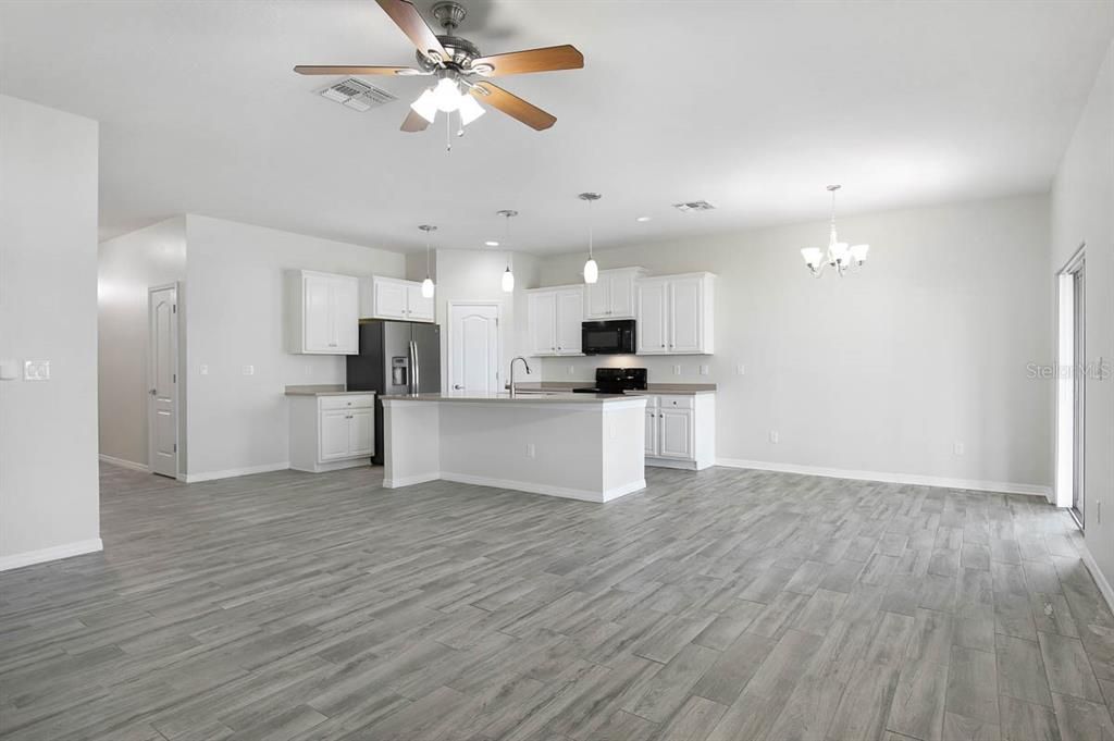 For Rent: $2,600 (3 beds, 2 baths, 1977 Square Feet)
