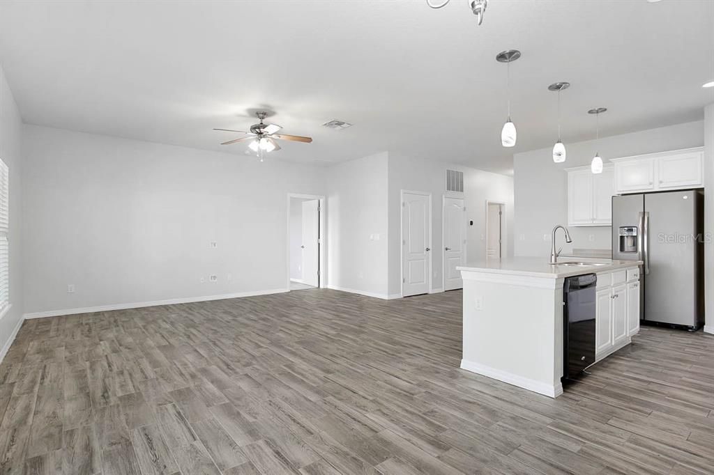 For Rent: $2,600 (3 beds, 2 baths, 1977 Square Feet)