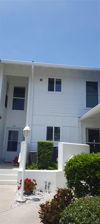 For Sale: $354,900 (2 beds, 2 baths, 1039 Square Feet)