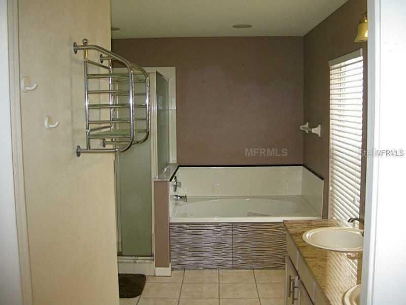 For Rent: $2,870 (4 beds, 2 baths, 2387 Square Feet)