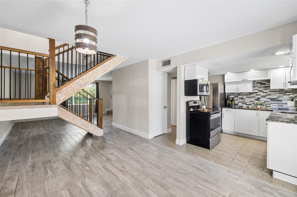 For Sale: $189,000 (3 beds, 3 baths, 1408 Square Feet)