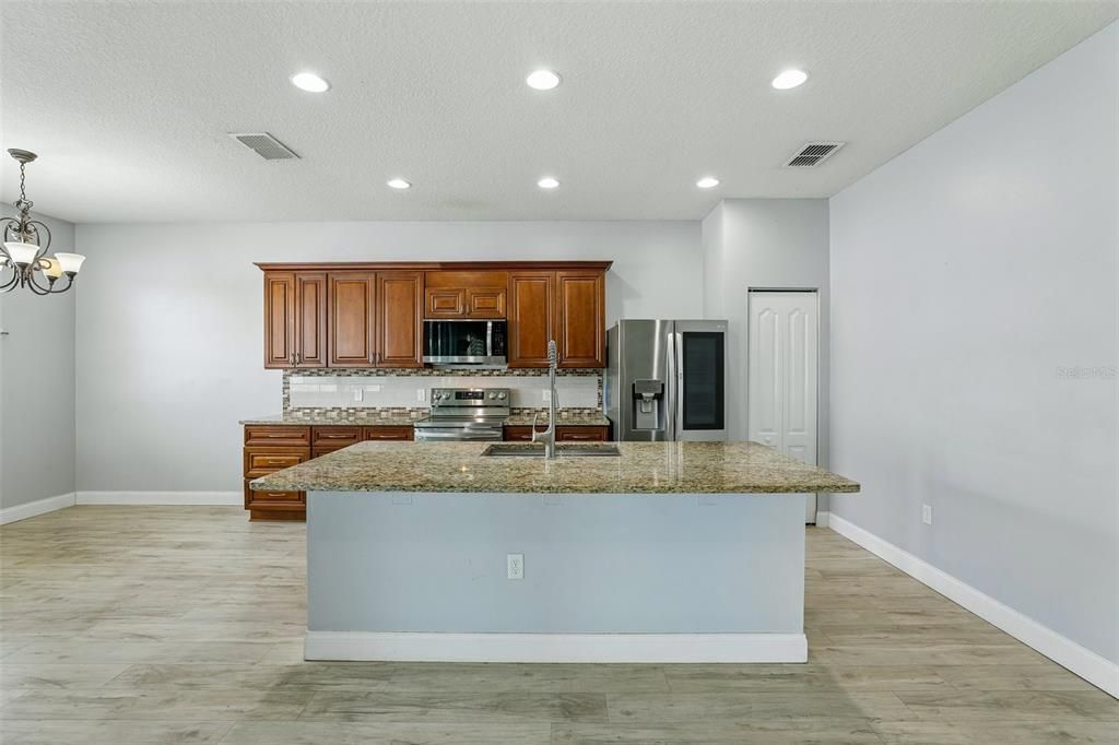 En Venta: $340,000 (3 camas, 2 baños, 2024 Pies cuadrados)